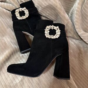 Jessica Simpson NWT Luminna Bootie Size 7.5/8 Black with Pearl/Rhinestone Accent